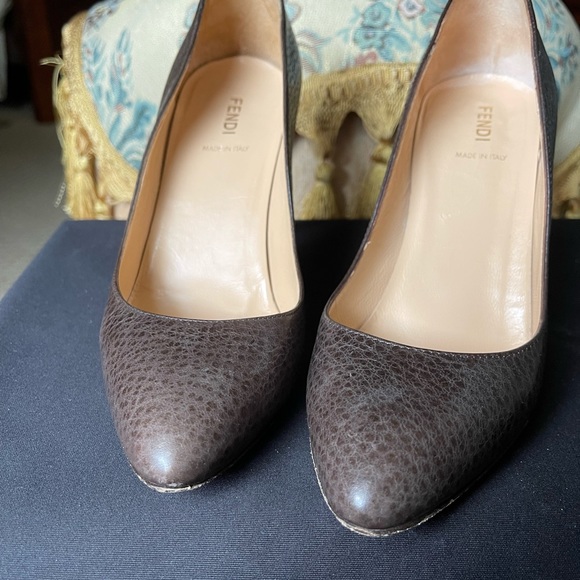 Fendi Brown Textured Leather Pumps - Picture 3 of 7